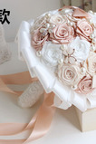 Pearl diamant ručné nevesty drží kvety vlastné ruže družičky kytice