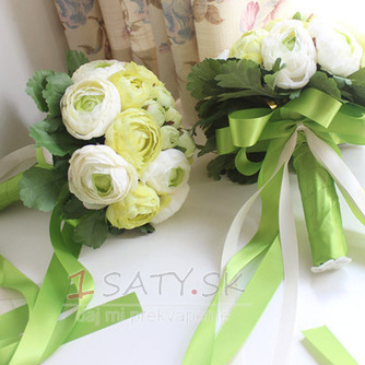 Listy sú zelené svadobné držanie kvetov družička drží kvety - Strana 2