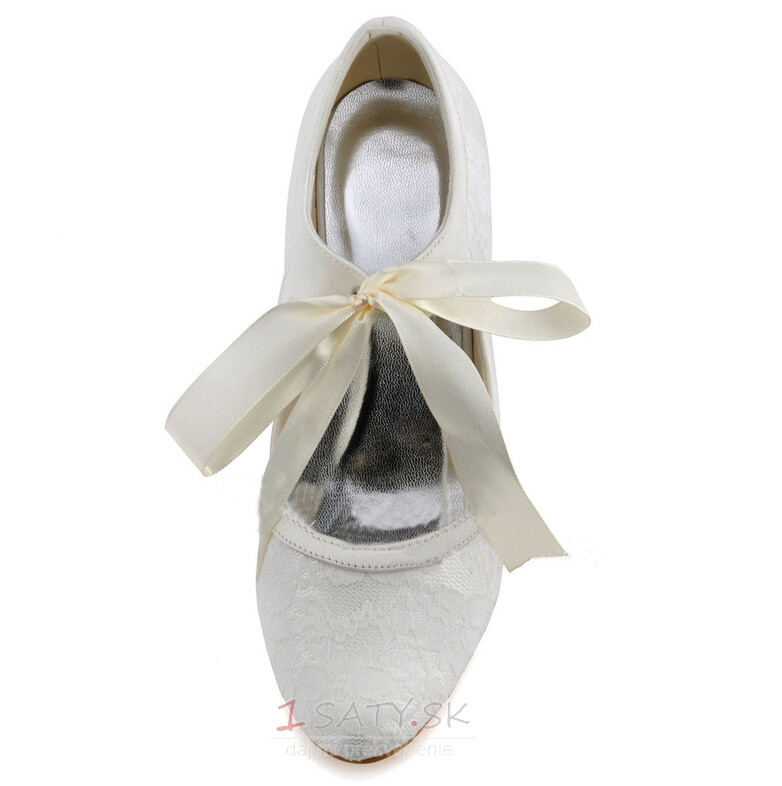 Biele čipkované svadobné topánky z čipky a vysoké lodičky na vysokom podpätku