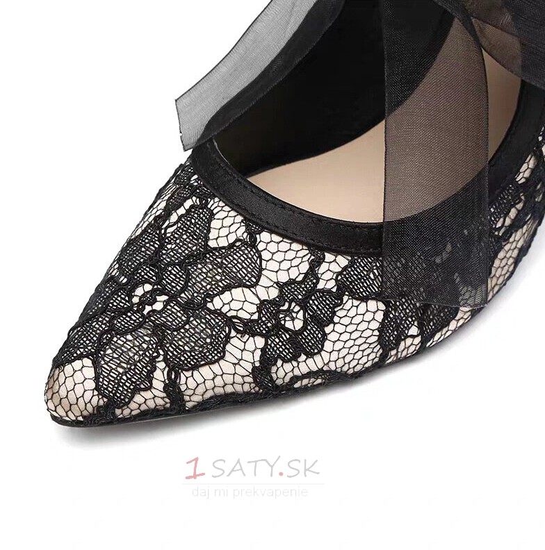 Čierne čipkované svadobné topánky s mašľou a vysokými podpätkami so špicatými prstami na páskové párty topánky