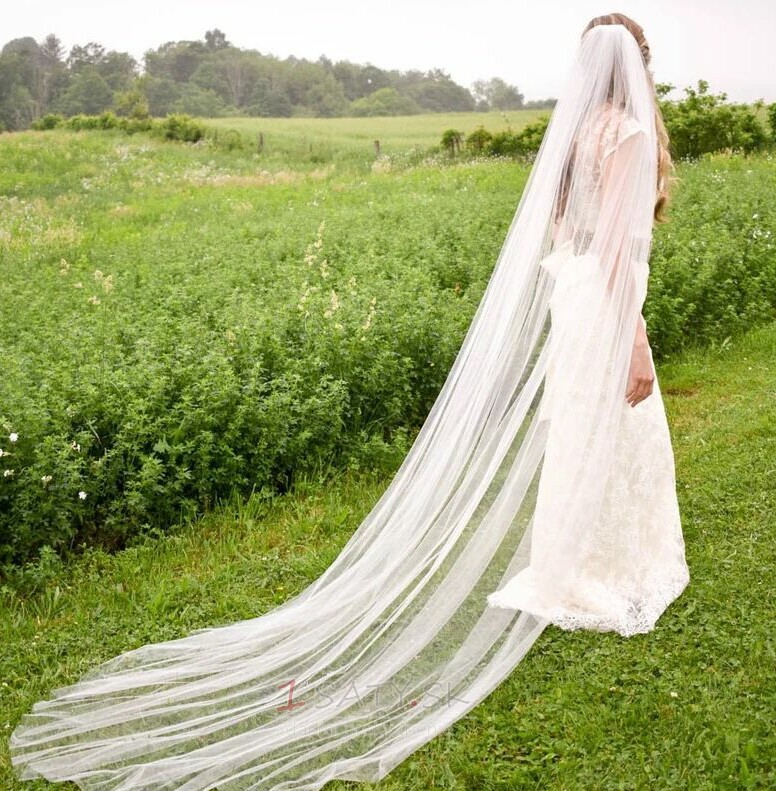 Doplnky svadobných šiat so svadobným jednoduchým závojom s bielym nahým závojom