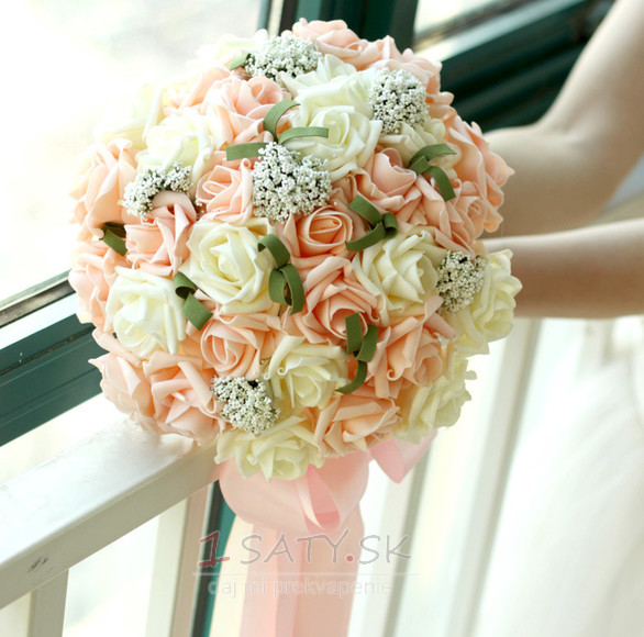 kvety parta nevesty drží šampanské ruže kvetina družičky manželstva