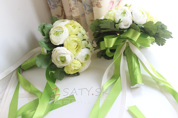 Listy sú zelené svadobné držanie kvetov družička drží kvety