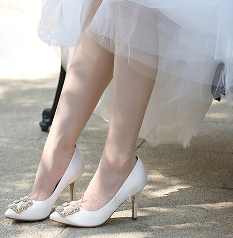 Svadobné topánky na vysokom podpätku s perličkami a biele saténové svadobné topánky