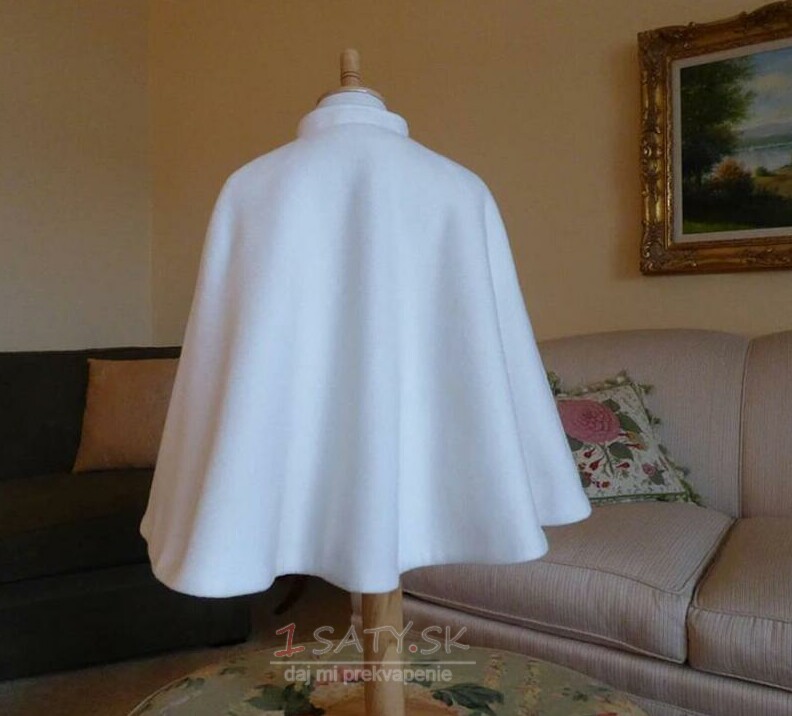 Svadobný plášť nevesty pre prvé prijímanie je možné prispôsobiť