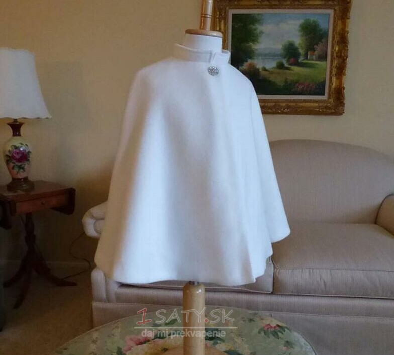 Svadobný plášť nevesty pre prvé prijímanie je možné prispôsobiť
