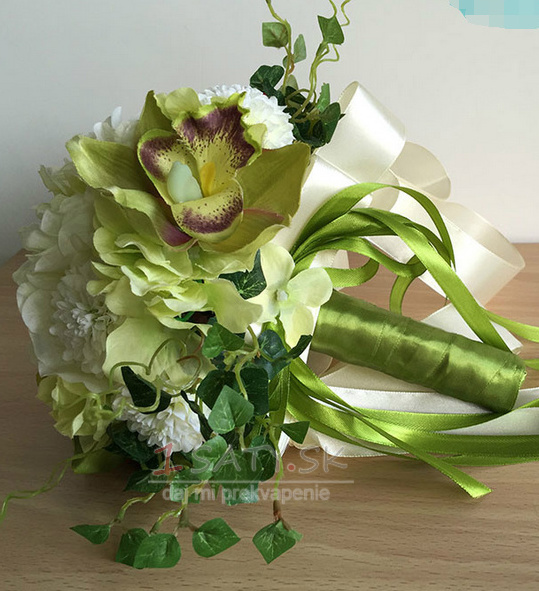 Zelená a biela zápas loptu hodváb chryzantémy nevesta drží kvety